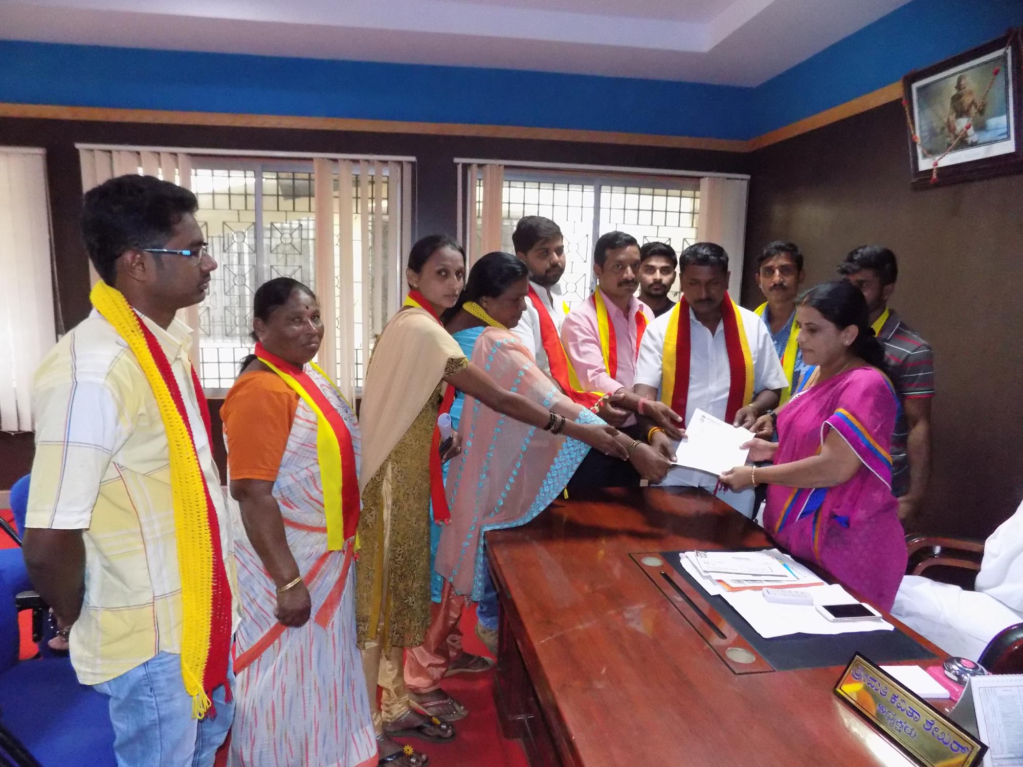 ಆಂಗ್ಲ ನಾಮಫಲಕ ತೆರವುಗೊಳಿಸಲು ಆಗ್ರಹ